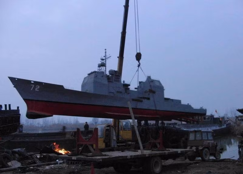 Đuôi tàu có hangar để chứa 2 trực thăng Sikovsky SH-60B hoặc MH-60R Seahawk để thực hiện các nhiệm vụ tuần tra, chống ngầm hoặc vận tải. Ảnh: Tàu được cẩu lên xe tải để đưa ra sông chạy thử.