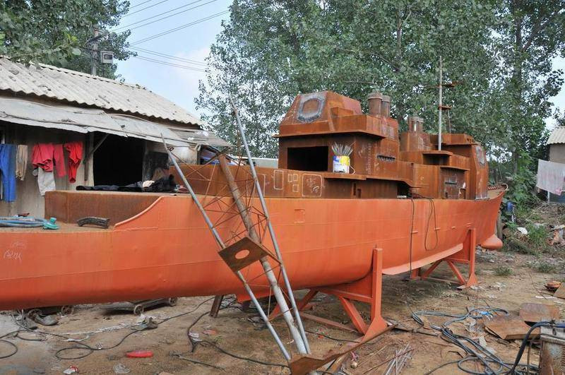 Tàu được trang bị 4 động cơ turbin khí General Electric LM2500 giúp đạt tốc độ tối đa 33,2 hải lý/giờ, tầm hoạt động 3.300 hải lý. Ảnh: Con tàu đã hoàn thiện phần thân thô.