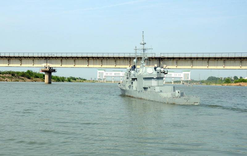 "Chiến hạm" do các kĩ sư đóng tàu không chuyên Trung Quốc đóng có kích thước : dài 11,52 mét; rộng 2,7 mét; lượng giãn nước 8 tấn , lắp 2 động cơ thủy loại V6. Trong ảnh tàu đã chạy thử thành công.