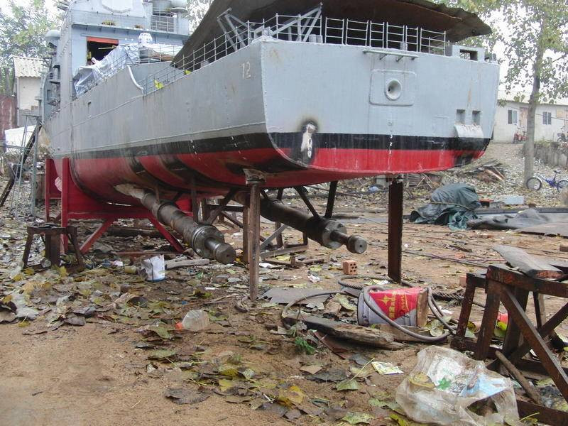 Vũ khí chủ lực của tuần dương hạm lớp Ticonderoga là 122 ống phóng thẳng đứng Mk 41 dành cho nhiều loại tên lửa như các loại tên lửa phòng không Standard SM-2, SM-3, SM-6 và ESSM, tên lửa chống ngầm ASROC và tên lửa hành trình Tomahawk. Ảnh: 2 chân vịt của tàu đang chuẩn bị được gắn vào.