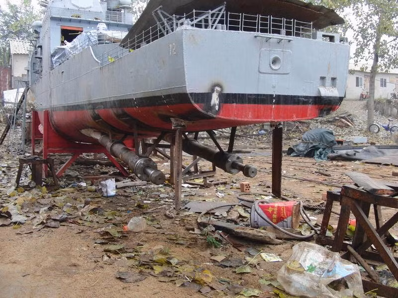 Vũ khí chủ lực của tuần dương hạm lớp Ticonderoga là 122 ống phóng thẳng đứng Mk 41 dành cho nhiều loại tên lửa như các loại tên lửa phòng không Standard SM-2, SM-3, SM-6 và ESSM, tên lửa chống ngầm ASROC và tên lửa hành trình Tomahawk. Ảnh: 2 chân vịt của tàu đang chuẩn bị được gắn vào.