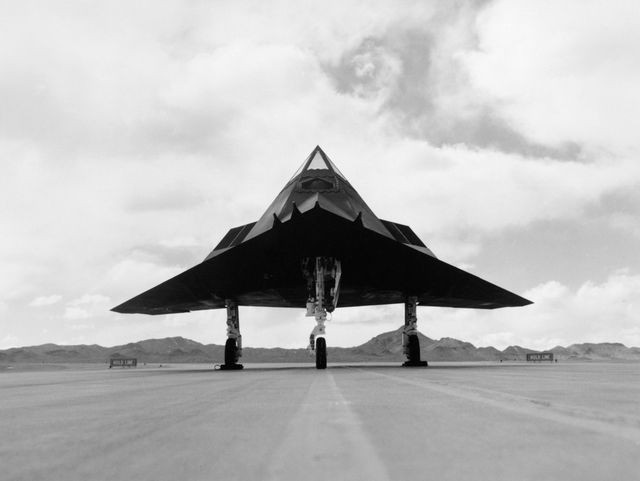 Thông thường thời gian thực hiện nhiệm vụ từ khi cất cánh đến khi hạ cánh mất khoảng 6 giờ. Và trên đường đi các máy bay cần được tiếp nhiên liệu. Phi công Charlie Heinlein đã thực hiện nhiệm vụ với một chiếc Nighthawk khác.