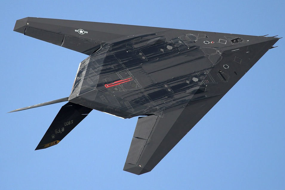 Heinlein vẫn bật chế độ lái tự động - thao tác tỏ ra thích hợp trong những tình huống như vậy, vì điều khiển bằng tay có thể ảnh hưởng tiêu cực đến diện tích phản xạ radar và khiến F-117 trở thành mục tiêu thuận lợi cho tên lửa.