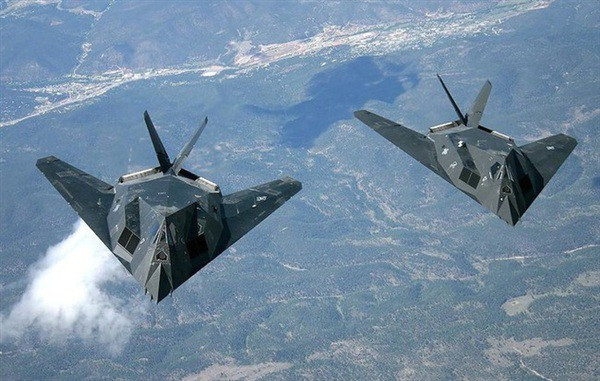 Do F-117A Nighthawk không có thiết bị phát hiện hệ thống phòng không, cho nên phi hành đoàn đã phải nhận cảnh báo từ phi công của F-16CJ "Wild Weasel" về các tổ hợp phòng thủ của đối phương.