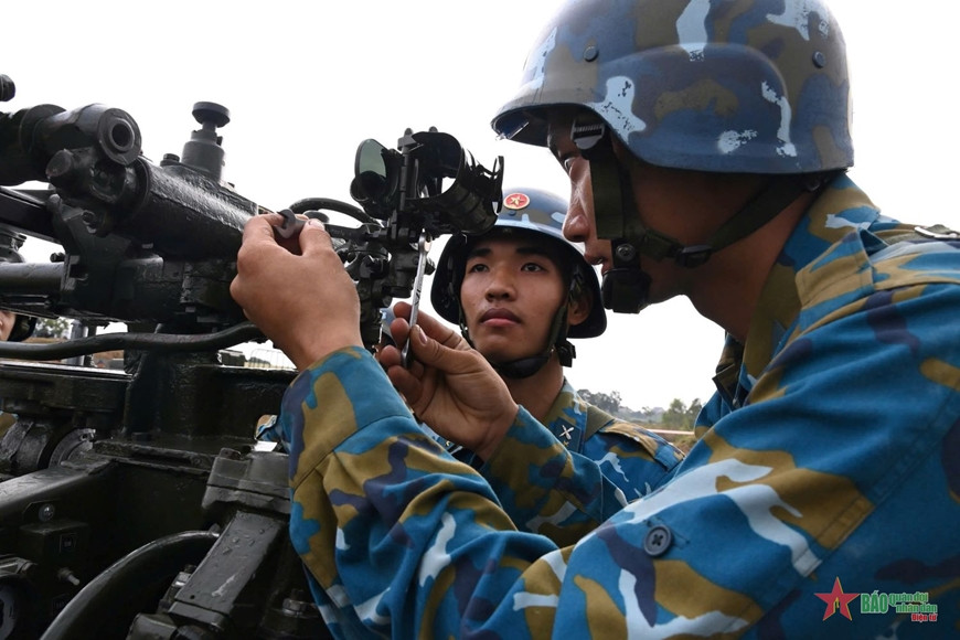 Pháo thủ điều chỉnh thống nhất điểm ngắm.