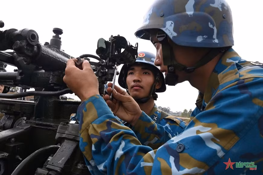 Pháo thủ điều chỉnh thống nhất điểm ngắm.