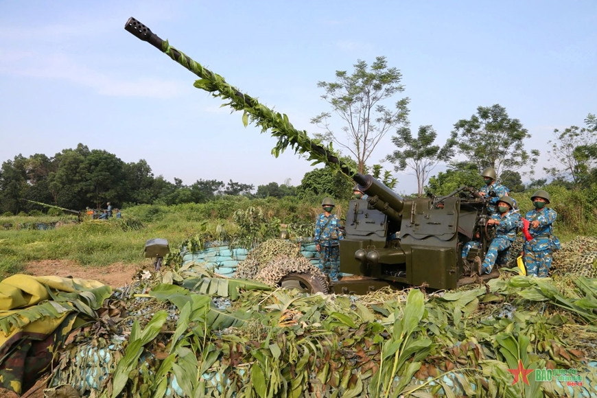 Khẩu đội trưởng chỉ huy khẩu đội sục sạo phát hiện mục tiêu.