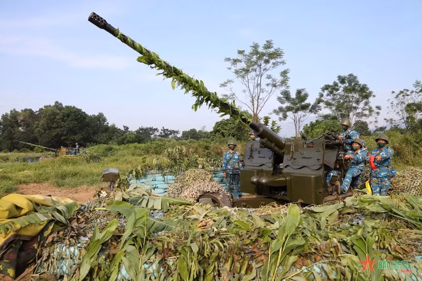 Khẩu đội trưởng chỉ huy khẩu đội sục sạo phát hiện mục tiêu.