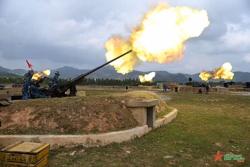 Khẩu đội pháo cao xạ 57mm khai hỏa, tạo "tường lửa" trên không.