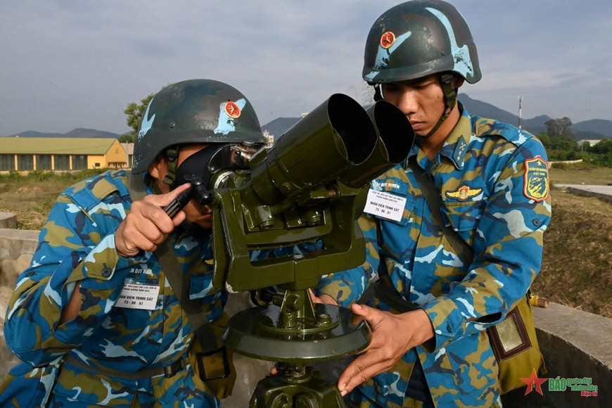 Chiến sĩ quan sát phát hiện mục tiêu bằng kính chỉ huy.