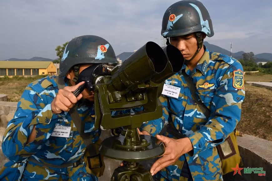 Chiến sĩ quan sát phát hiện mục tiêu bằng kính chỉ huy.
