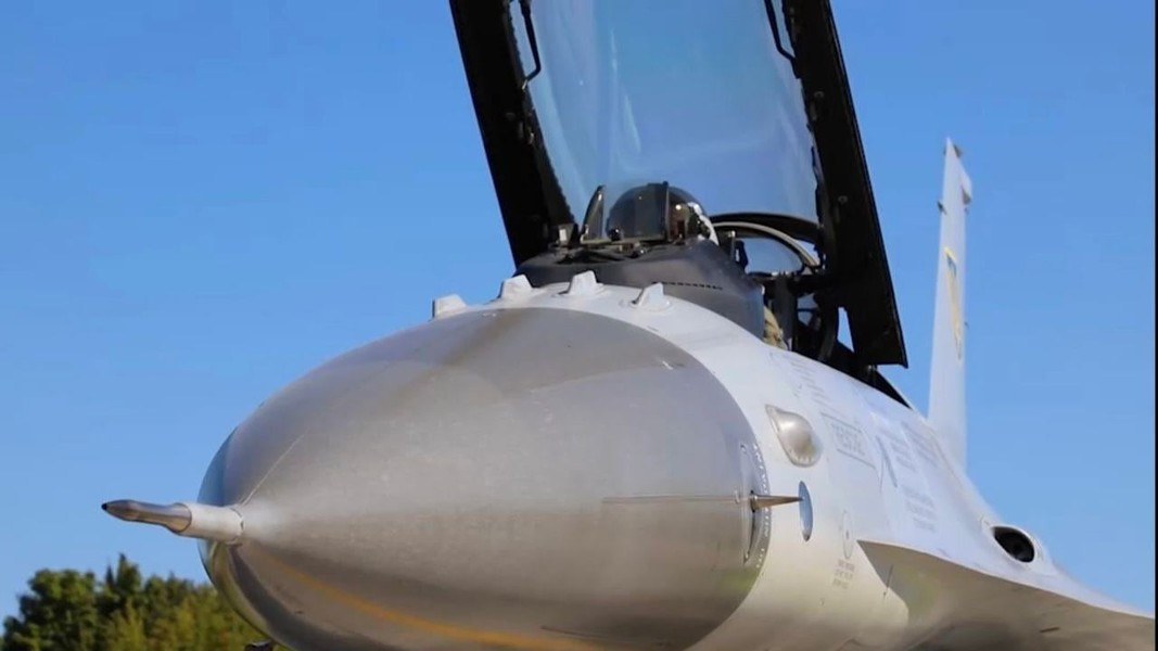 Các chuyên gia đến từ Phi đội tác chiến điện tử số 68 của Không quân Mỹ (EWS số 68), trụ sở đóng tại sân bay Eglin ở bang Florida là những người chịu trách nhiệm chính cho việc cài đặt thiết bị trinh sát.