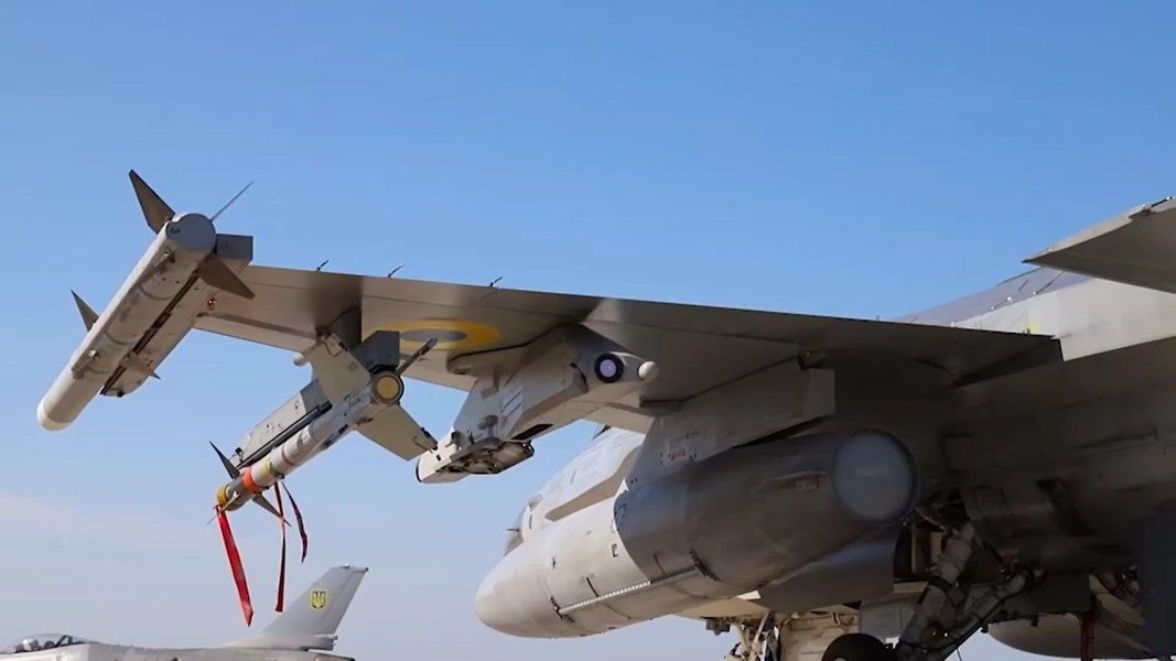 Một số trở ngại gây khó khăn trong quá trình nâng cấp cũng được chỉ ra, đó là F-16 của châu Âu khác với F-16 của Mỹ, nhưng các chuyên gia phương Tây đã cùng nhau giải quyết nhiệm vụ, trọng tâm là viết phần mềm mới tương thích hệ thống điều khiển trung tâm.