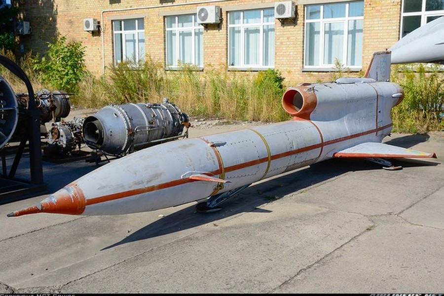 Căn cứ thông số được đưa ra, tầm bắn của tên lửa hành trình DR-3 "có thể tiếp cận các vật thể ở phía Bắc Tel Aviv". Hiện chưa rõ Hezbollah sở hữu bao nhiêu quả đạn như vậy, nhưng con số thực tế dự kiến sẽ không nhiều.