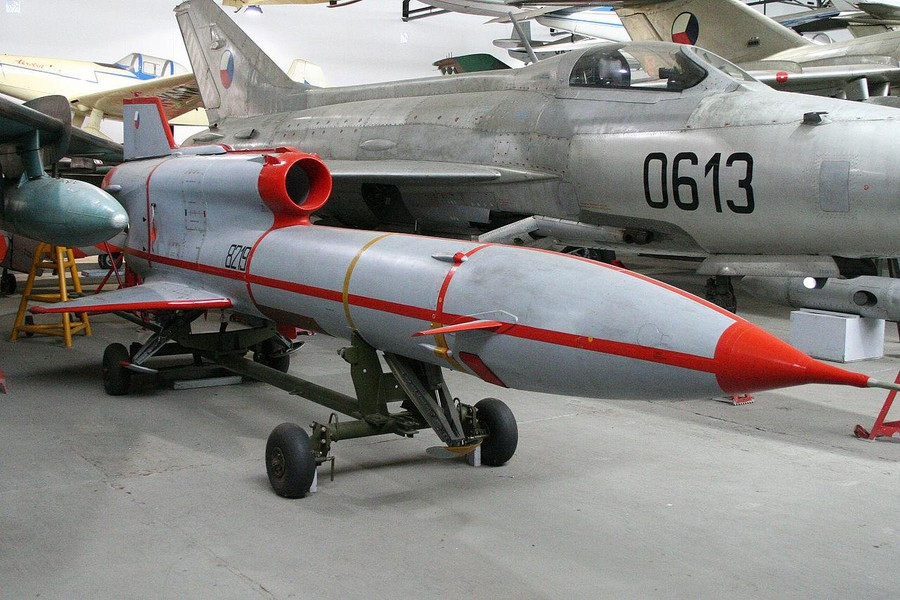 Trong quá khứ, chỉ có khoảng 950 chiếc máy bay không người lái loại này được sản xuất, phiên bản ban đầu sử dụng máy ảnh phim 35 mm, nhưng các biến thể sau được trang bị một camera ghi hình hoặc thiết bị phát hiện bức xạ.