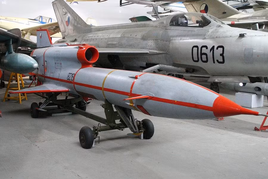 Trong quá khứ, chỉ có khoảng 950 chiếc máy bay không người lái loại này được sản xuất, phiên bản ban đầu sử dụng máy ảnh phim 35 mm, nhưng các biến thể sau được trang bị một camera ghi hình hoặc thiết bị phát hiện bức xạ.