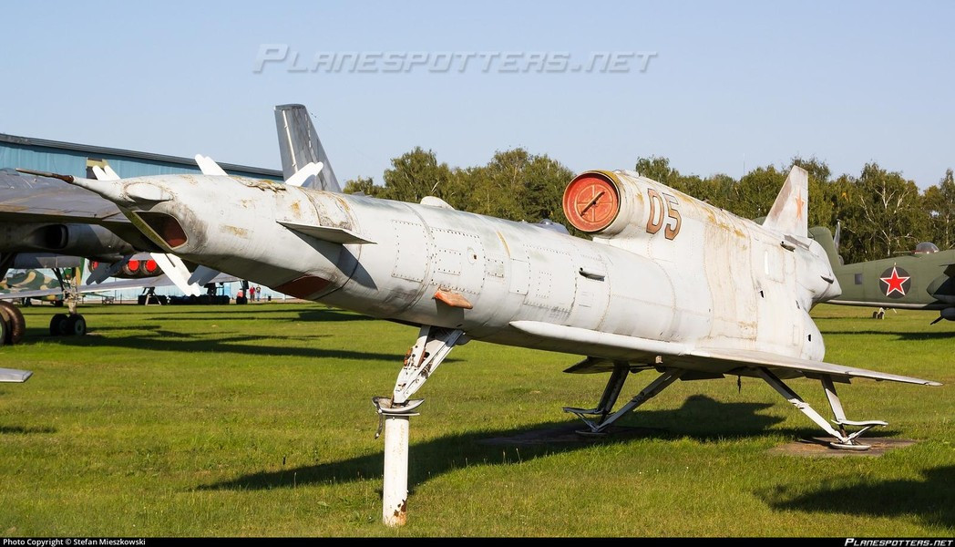 Tu-143 giống một quả tên lửa hành trình hơn là UAV thông thường, nó có chiều dài 8,06 m, chiều cao 1,54 m, sải cánh 2,24 m, trọng lượng phóng 1,2 tấn, trang bị động cơ turbine phản lực TR3-117 cho tốc độ bay khoảng 950 km/h, trần bay 5.000 m, tầm hoạt động 200 km.