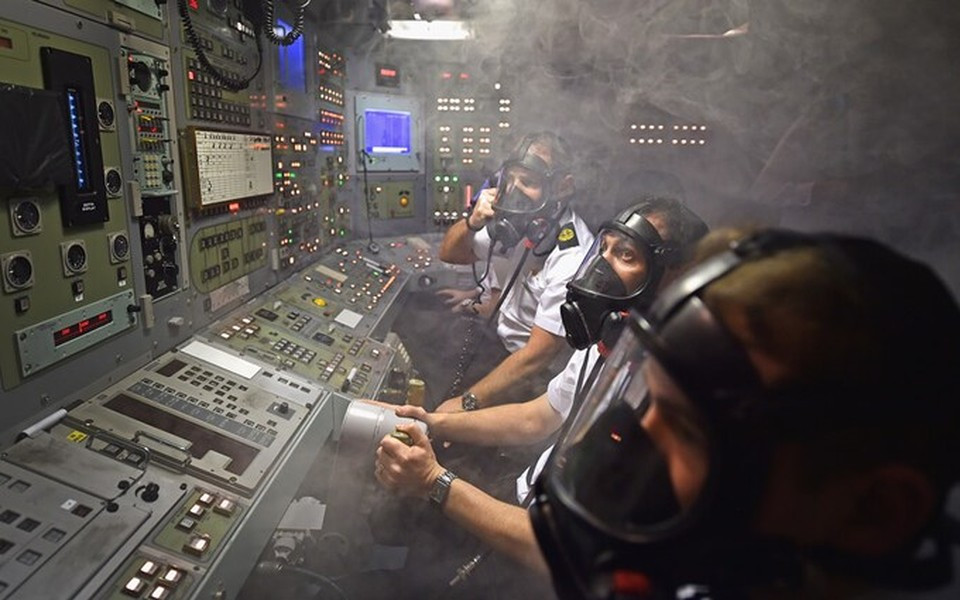 Các kỹ sư người Anh đã vi phạm các quy định của Bộ Quốc phòng nước này khi bí mật cho phép những chuyên gia công nghệ thông tin Nga và Belarus tham gia viết phần mềm cho thiết bị tích hợp trên tàu ngầm hạt nhân của Hải quân Hoàng gia.