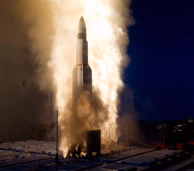 Bệ phóng Mk 70 có thể bắt đầu được phát triển từ năm 2019, khi cuộc thử nghiệm hỏa lực mặt đất đầu tiên đối với tên lửa RIM-174 SM-6 được tiến hành. Hệ thống này được công bố rộng rãi trên các phương tiện truyền thông vào năm 2021, trong buổi bắn đạn thật của tàu USV Ranger.