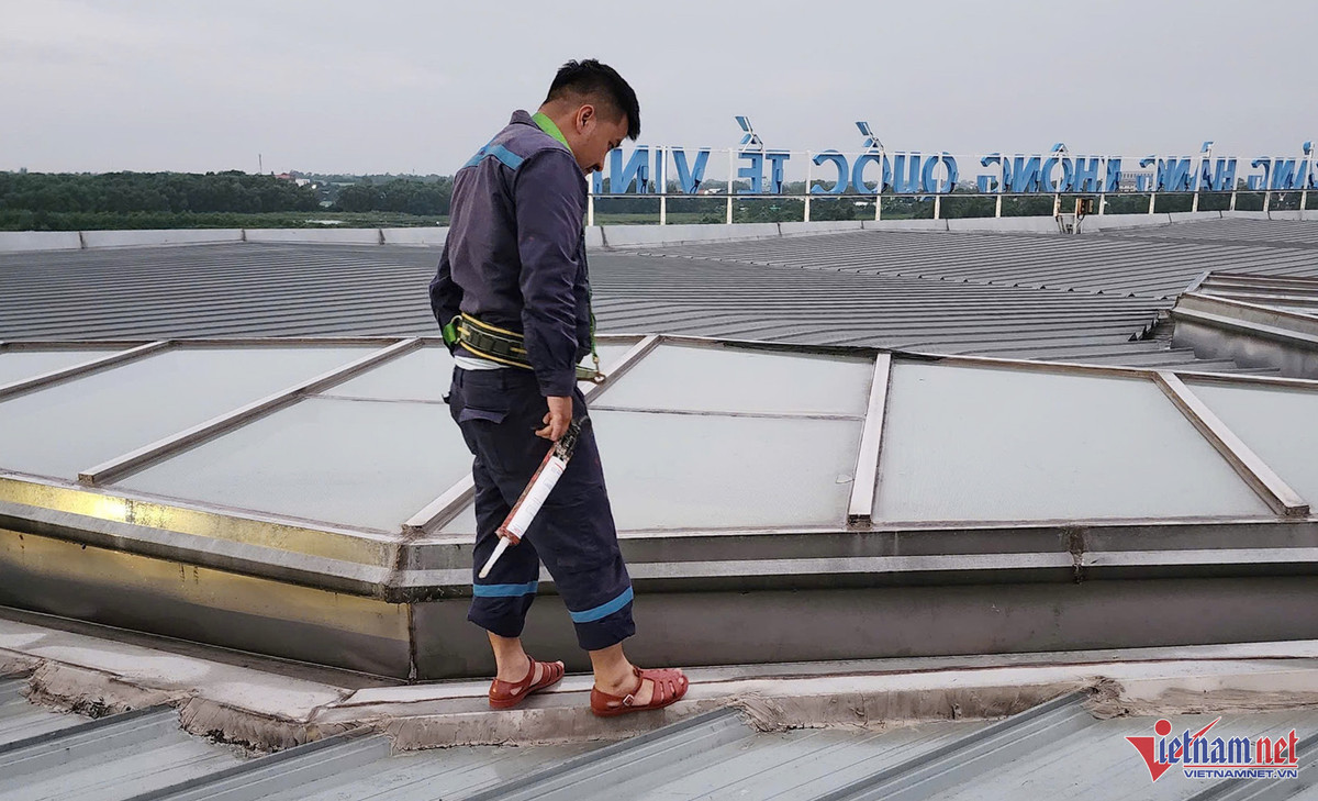 Hình ảnh dùng xô hứng nước mưa ở Cảng Hàng không quốc tế Vinh - Hình 2 Hinh anh dung xo hung nuoc mua o Cang Hang khong quoc te Vinh-Hinh-2