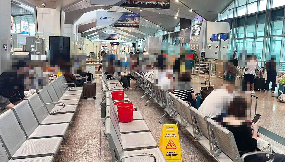 Hình ảnh dùng xô hứng nước mưa ở Cảng Hàng không quốc tế Vinh Hinh anh dung xo hung nuoc mua o Cang Hang khong quoc te Vinh