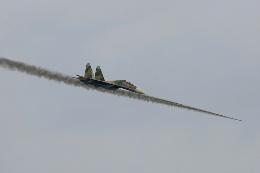 Trong ngày đầu tiên của Diễn tập, Lực lượng phi công, thành viên tổ bay của Trung đoàn 925, Trung đoàn 930 (Sư đoàn 372) và Trung đoàn 940 (Trường Sĩ quan Không quân) đã điều khiển máy bay tiêm kích Su-27, trực thăng họ Mi và máy bay huấn luyện chiến đấu Yak-130 được mang theo bom, rốc két, đạn pháo tiến hành hàng chục lần chuyến bay đơn và bay đội hình cơ động bổ nhào tiêu diệt mục tiêu mặt đất trong điều kiện khí tượng giản đơn ban ngày. Các chuyến bay bắn, ném bom đạn thật đều trúng bia, tiêu diệt mục tiêu và bảo đảm an toàn tuyệt đối. Nhiều phi công, thành viên tổ bay thực hiện nhiệm vụ bắn, ném bom đạn thật đạt giỏi và xuất sắc. Trong đó có rất nhiều phi công trẻ lần đầu tiên tham gia nhiệm vụ đặc biệt này.