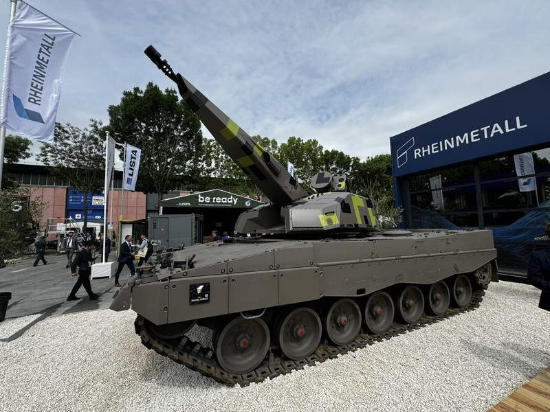 Bức ảnh đăng tải trên tạp chí Hartpunkt cho thấy module pháo phòng không Skyranger 35 hoàn toàn tương thích với khung gầm xe tăng Leopard 1. Trước đó vào tháng 6/2024, hệ thống này đã được trưng bày trên khung gầm Leopard 2.