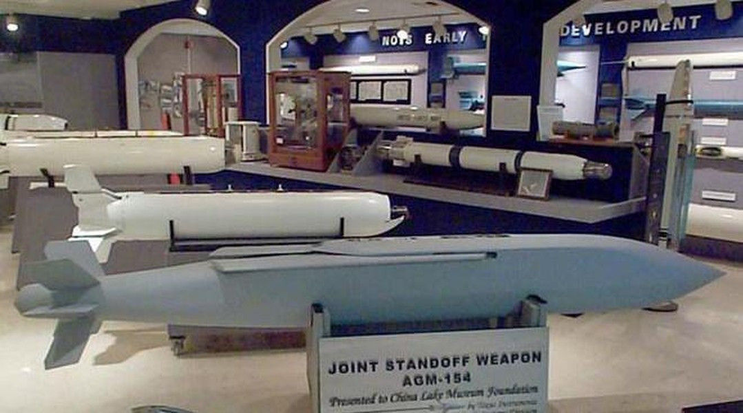 Trải qua các cuộc chiến này, AGM-154 đã chứng minh là một vũ khí cực kỳ hiệu quả trong việc tiêu diệt các mục tiêu mặt đất. Ngoài Mỹ, AGM-154 còn được 12 quốc gia và vùng lãnh thổ biên chế.