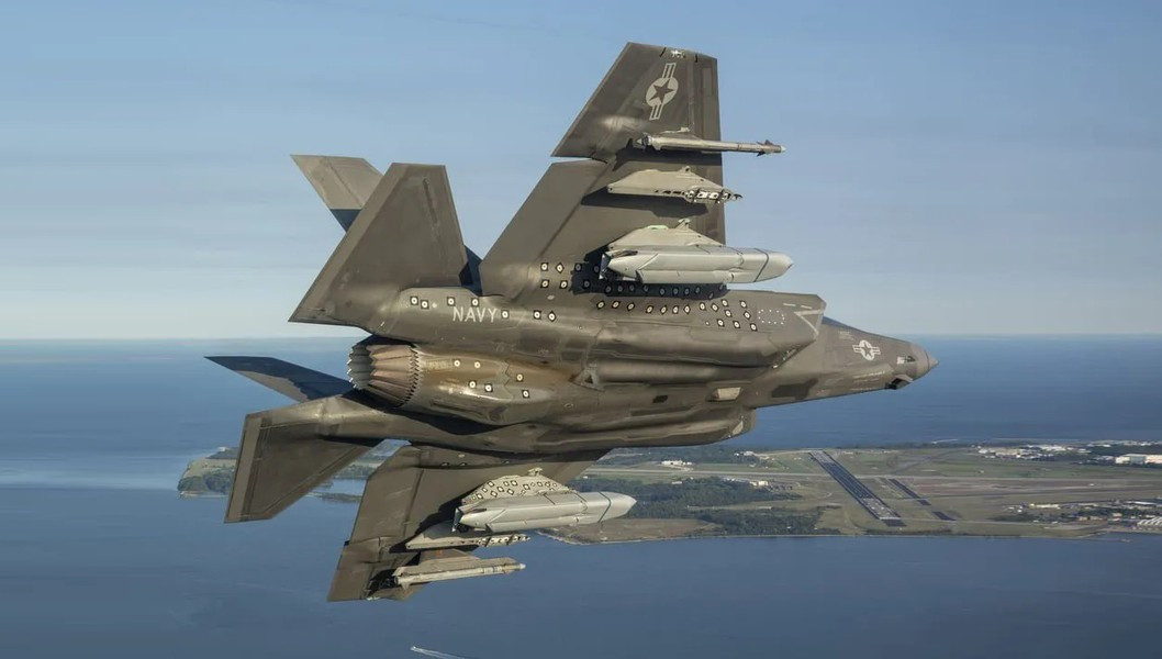 AGM-158C (LRASM) là phiên bản chống hạm được phát triển từ tên lửa không đối đất tầm xa AGM-158 (JASSM), với loại vũ khí này F-35C sẽ thêm khả năng tác chiến chống hạm mạnh mẽ, sẵn sàng đáp ứng cho cuộc xung đột tiềm tàng ở Thái Bình Dương.