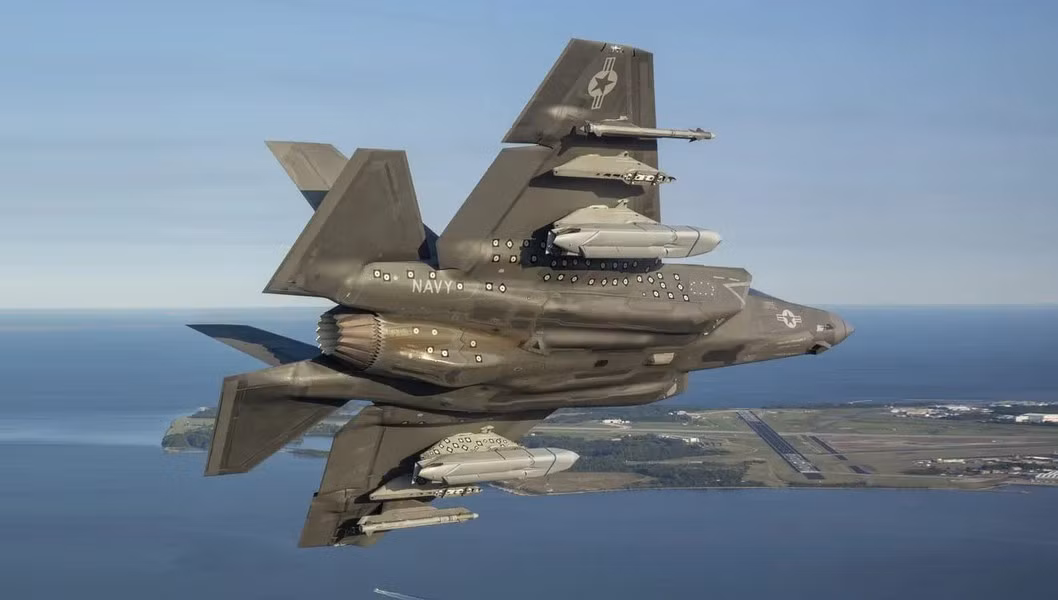 AGM-158C (LRASM) là phiên bản chống hạm được phát triển từ tên lửa không đối đất tầm xa AGM-158 (JASSM), với loại vũ khí này F-35C sẽ thêm khả năng tác chiến chống hạm mạnh mẽ, sẵn sàng đáp ứng cho cuộc xung đột tiềm tàng ở Thái Bình Dương.