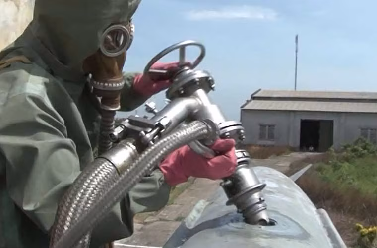 Nạp nhiên liệu cho tên lửa.