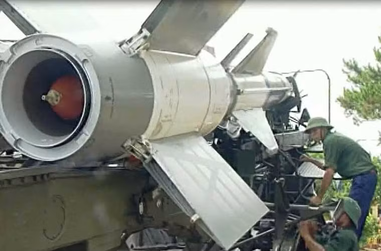 Bộ đội tên lửa nhanh chóng đưa đạn tên lửa của tổ hợp S-125-2TM vào bệ bắn.