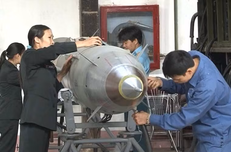 Các công nhân trong nhà máy sửa chữu tên lửa A31 (Quân chủng PK-KQ) bảo dưỡng, sửa chữa tên lửa phục vụ công tác huấn luyện, SSCĐ.