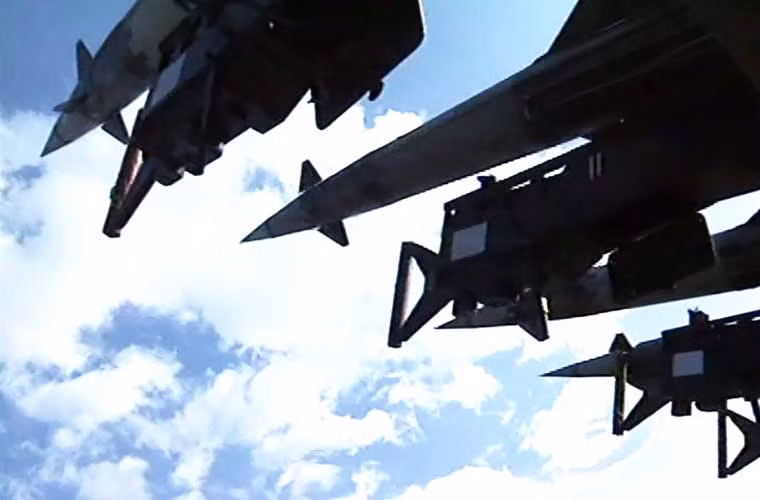 Bệ phóng của tổ hợp S-125-2TM nhìn như “nỏ liên châu” của An Dương Vương năm xưa diệt quân xâm lược.