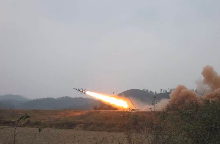 Tên lửa phòng không S-125-2TM của Việt Nam trong một lần chuẩn bị bắn thử nghiệm.