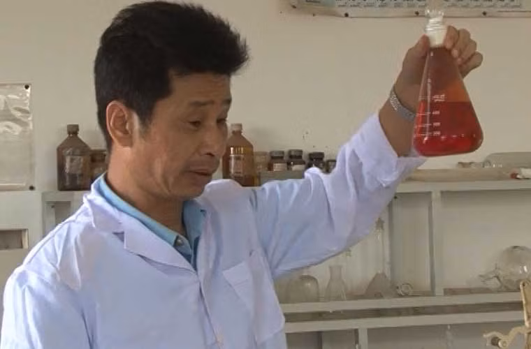 Để không bị bất ngờ trong chiến tranh công nghệ cao, bảo vệ toàn vẹn bầu trời Tổ quốc, hiện bộ đội tên lửa đã có bước tiến vượt bậc, đặc biệt là trong nghiên cứu, cải tiến hệ thống thiết bị radar hoặc trong nghiên cứu cài tiến hệ thống tên lửa phòng không S-125-2TM, không chỉ tăng tầm bắn của tên lửa mà còn rút ngắn thời gian tác chiến và đảm bảo độ chính xác, an toàn cao hơn so với hệ thống tên lửa trước đây được trang bị. Ảnh: nghiên cứu, thử nghiệm và kiểm tra chất lượng nhiên liệu tên lửa trong phòng thí nghiệm.