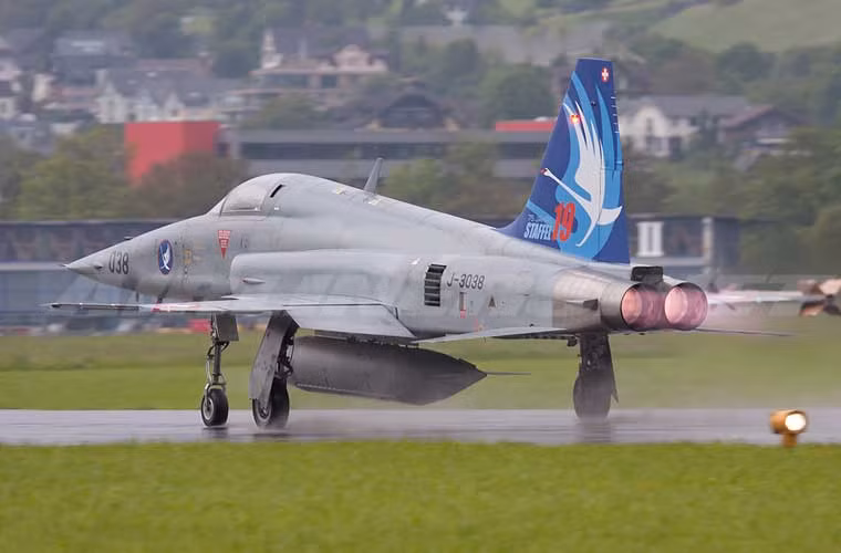 Dù Không quân – Hải quân Mỹ không thích thú F-5E, nhưng ngạc nhiên thay người Liên Xô lại “khoái khẩu” mẫu máy bay này khi nhận được một vài chiếc F-5E từ Việt Nam sau 1975. Theo cảm nhận của Anh hùng Liên Xô, đại tá Vladimir Kandaurov, một trong 3 phi công thử nghiệm lái chiếc F-5E thì khi vừa tiếp xúc với máy bay đã thấy thiết kế buồng lái của máy bay rất thân thiện với phi công, có bàn đạp phanh mà ở Liên Xô lúc đó chỉ sử dụng cho xe tải hạng nặng, cách bố trí bảng điều khiền tuyệt vời, kính buồng lái được chế tạo bằng vật liệu quang học tốt, ngăn việc bị chói lóa trong mọi điều kiện…