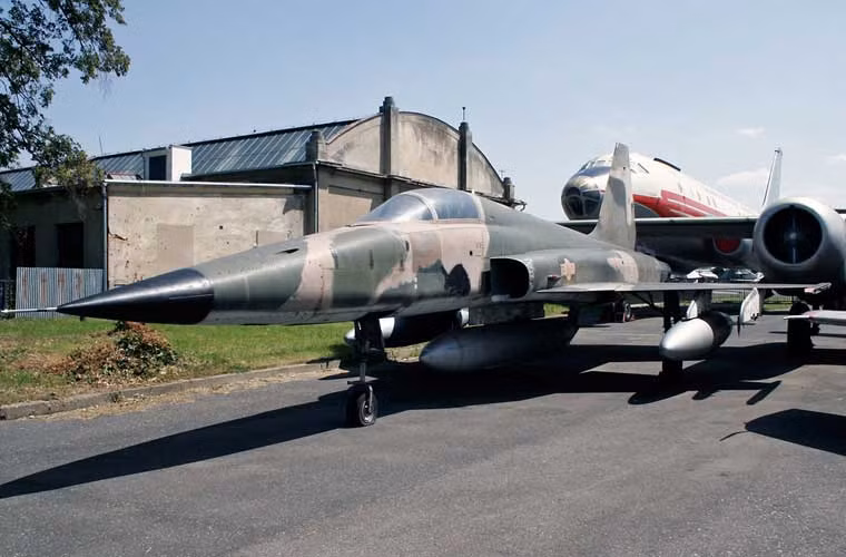 Đầu năm 1975, Mỹ đã cung cấp cho không quân VNCH khoảng 20 chiếc tiêm kích F-5E mới tinh nhưng thiếu nhiều phụ tùng, đặc biệt là lốp. Năm 1975, Không quân Nhân dân Việt Nam đã cải tiến lắp lốp F-5A cho F-5E sử dụng cho chiến dịch trên biên giới Tây Nam. Dù vậy, tới ngày nay thì hầu hết các máy bay F-5E đã không còn sử dụng, phần lớn được bán cho các bảo tàng nước ngoài, các nhà sưu tập tư nhân.