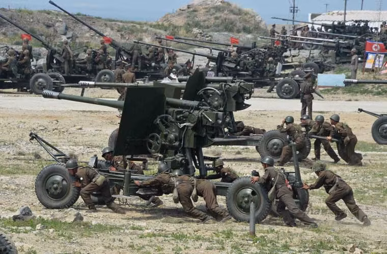 Hãng thông tấn Triều Tiên (KCNA) mới đây đăng tải một số bức ảnh về hoạt động thi bắn pháo phòng không của các binh sĩ Quân đội Triều Tiên cùng dân quân. Trong ảnh: các khẩu đội pháo phòng không 85mm và 57mm đang vào vị trí bắn.