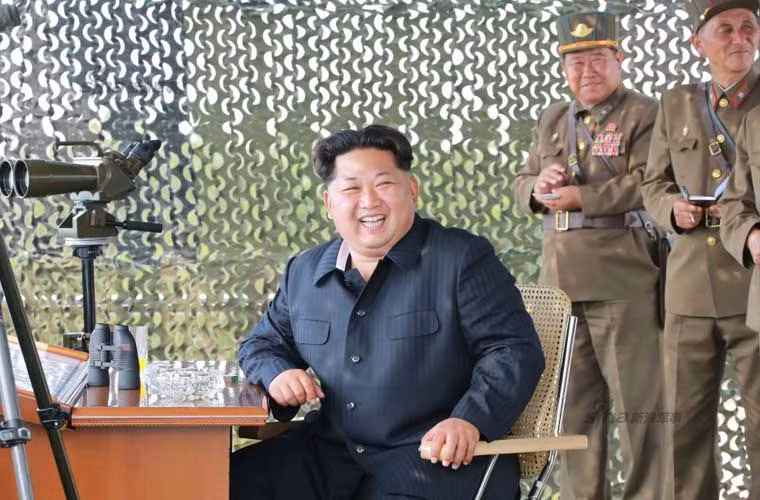 Nhà lãnh đạo Kim Jong-un tươi cười trên đài quan sát.