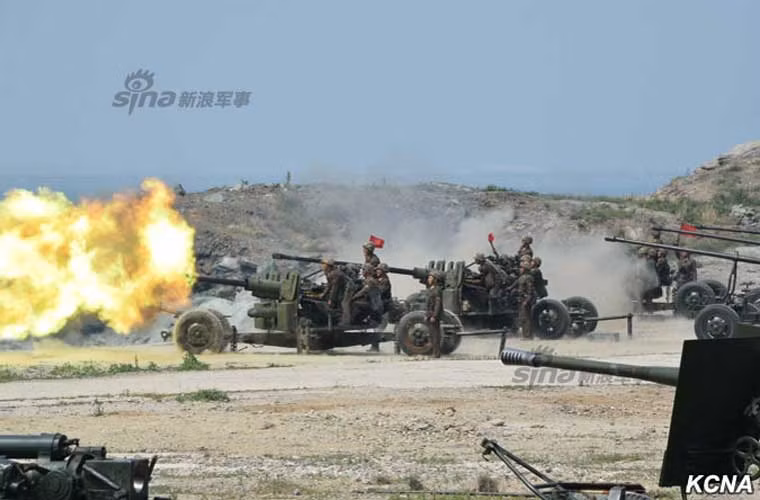 Khẩu đội pháo 57mm khạc lửa.