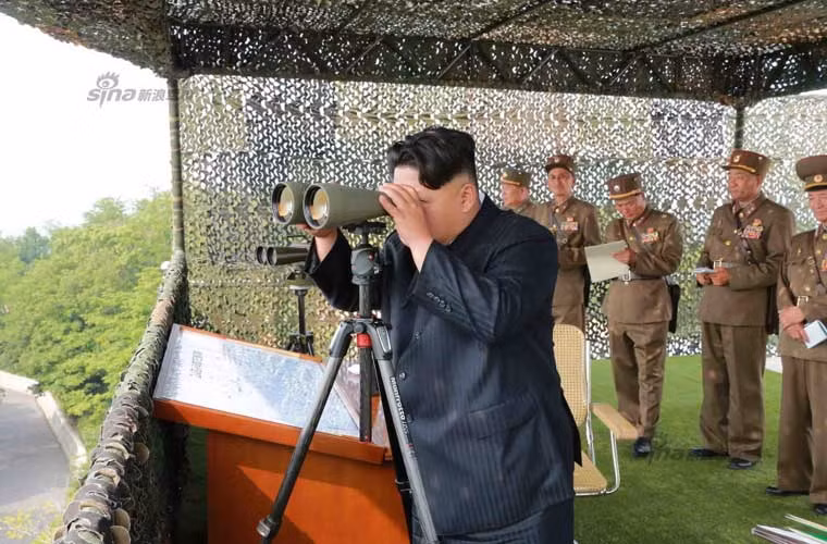 Tất nhiên, cuộc bắn pháo có sự theo dõi sát sao của nhà lãnh đạo Triều Tiên Kim Jong-un.