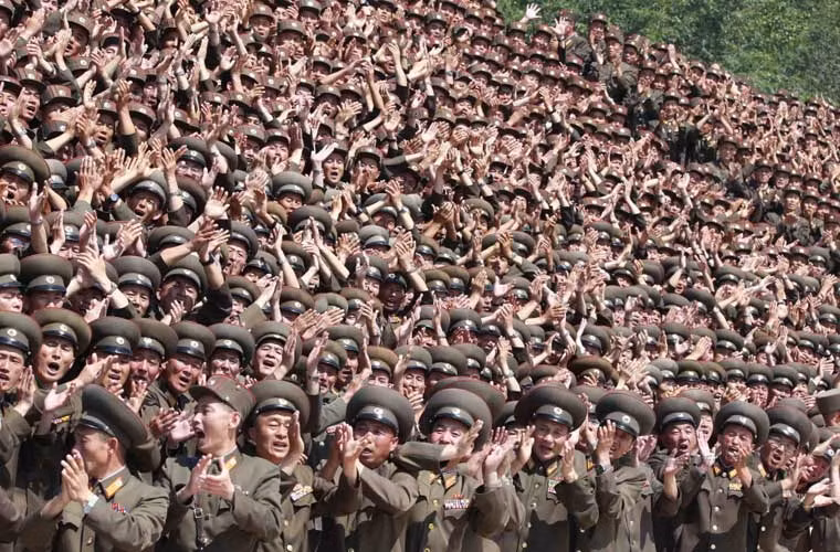 Hình ảnh Quân đội Triều Tiên xếp hàng thấp – cao chào đón nhà lãnh đạo.