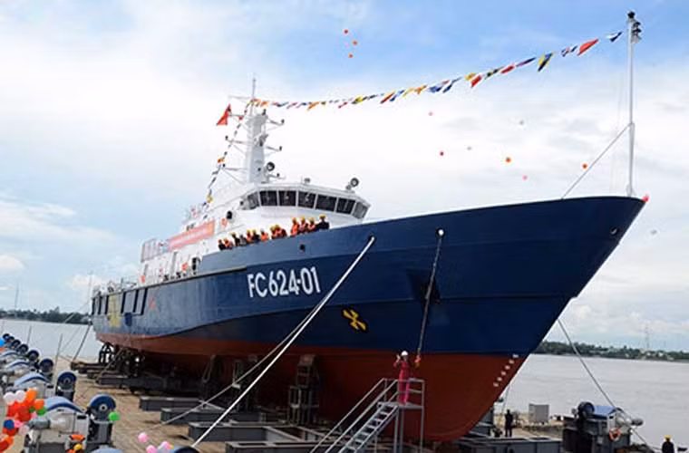 Bức ảnh quân sự Việt Nam không kém phần ấn tượng, đáng nhớ - tàu tuần tra xa bờ FC624-01 do nhà máy X51 (Tổng công ty Ba Son) chế tạo đang được hạ thủy. Tàu tuần tra được đóng theo công nghệ châu Âu, cỡ 700 tấn, trang bị nhiều hệ thống trinh sát/giám sát tiên tiến, có bãi đáp trực thăng.