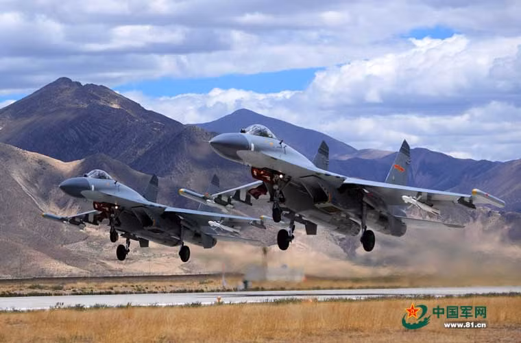Bức ảnh quân sự Trung Quốc khá đẹp – máy bay tiêm kích đa năng J-11 cất cánh trên một sân bay ở vùng núi.