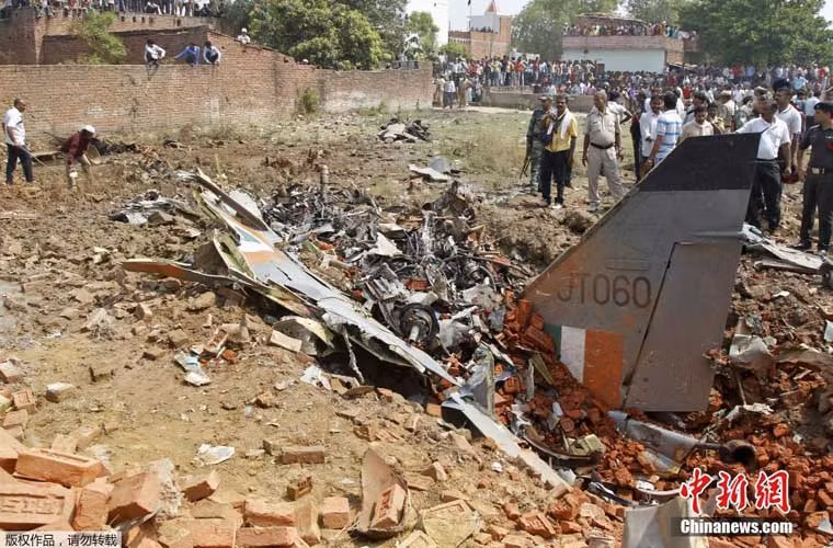 Hình ảnh quân sự thảm khốc, đau thương trong tuần – máy bay cường kích Jaguar của Không quân Ấn Độ chỉ còn lại những mảnh vỡ sau khi lao thẳng xuống đất do trục trặc kĩ thuật trong chuyến bay huấn luyện.