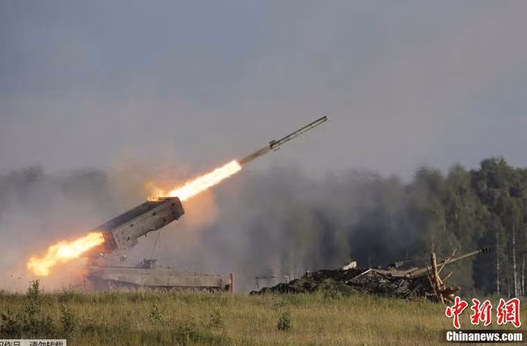 Pháo phản lực phóng loạt TOS-1A Buratino khai hỏa trong ngày mở màn Army 2015 tại ngoại vi Moscow.