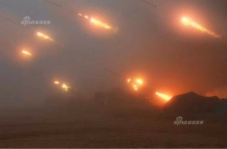 Các hệ thống pháo phản lực phóng loạt Quân đội Triều Tiên khai hỏa trong đêm nhìn như pháo hoa trong một cuộc tập trận.