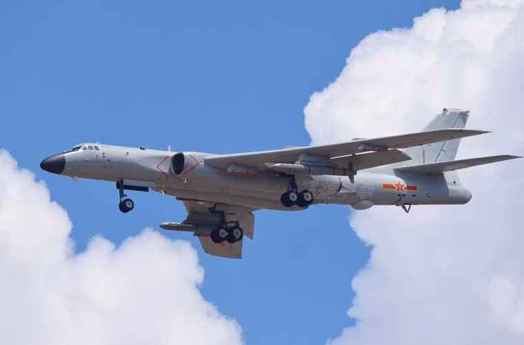 Báo Trung Quốc cũng đăng tải hình ảnh quân sự đáng lưu tâm, máy bay ném bom H-6K mang hai đạn tên lửa hành trình AKD-20 trong một chuyến bay huấn luyện. Theo một số nguồn tin, AKD-20 là thế hệ đầu của tên lửa hành trình tầm xa có khả năng tương tự loại AGM-86 của Mỹ và Kh-55 của Nga được thiết kế để tấn công mục tiêu cố định, giá trị cao với tầm bắn 1.500-2.500km.