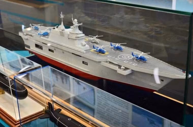 Diễn đàn quân sự Army 2015 đang diễn ra tại Nga cũng đem tới những hình ảnh rất ấn tượng. Đáng lưu tâm nhất là sự xuất hiện của bức ảnh mô hình tàu đổ bộ chở trực thăng được cho là “quân bài đáp trả” lại Pháp trong việc phá vỡ hợp đồng tàu đổ bộ Mistral. Đây có lẽ là loại tàu đổ bộ mới mà Nga đang theo đuổi.